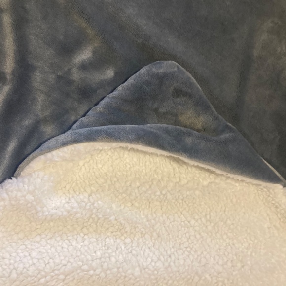 UGG Avery Hooded Throw Blanket 50" x 60" - Ash Fog - Picture 3 of 4